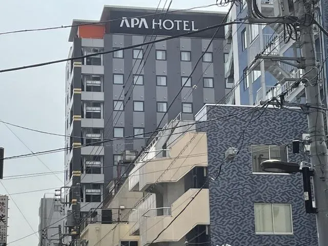 影/外籍女入住東京飯店突聞異味　一探床底「竟與詭男對到眼」嚇瘋