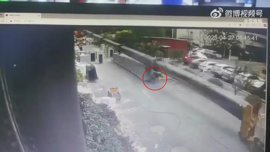 影/吊車傾翻…數十米吊臂狠砸路面　陸男驚險逃死畫面曝