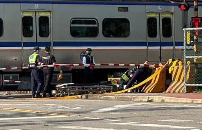 影/近距離死亡現場直擊！　桃園8旬嬤闖平交道被區間車撞死