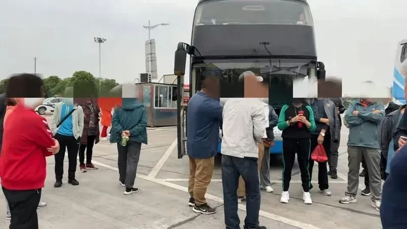 司機發狠丟包！160名長者遭集體扔休息站　竟因未收到旅費