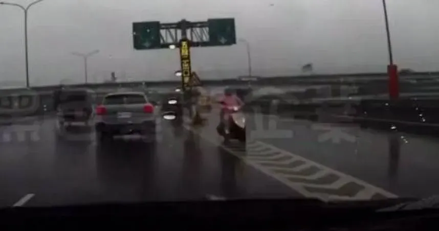 阿嬤永安大橋沿路逆向！　蘆洲警依法開罰驚險畫面曝