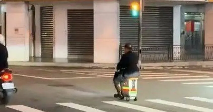 阿北騎電動行李箱上路！　無視後方車潮街頭趴趴走