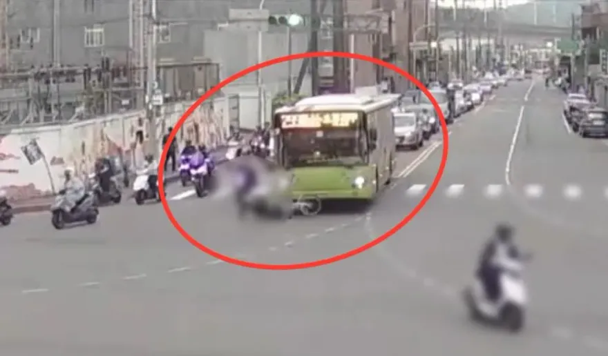 影/路口驚魂！新北公車撞倒Ubike　女騎士險遭輾過