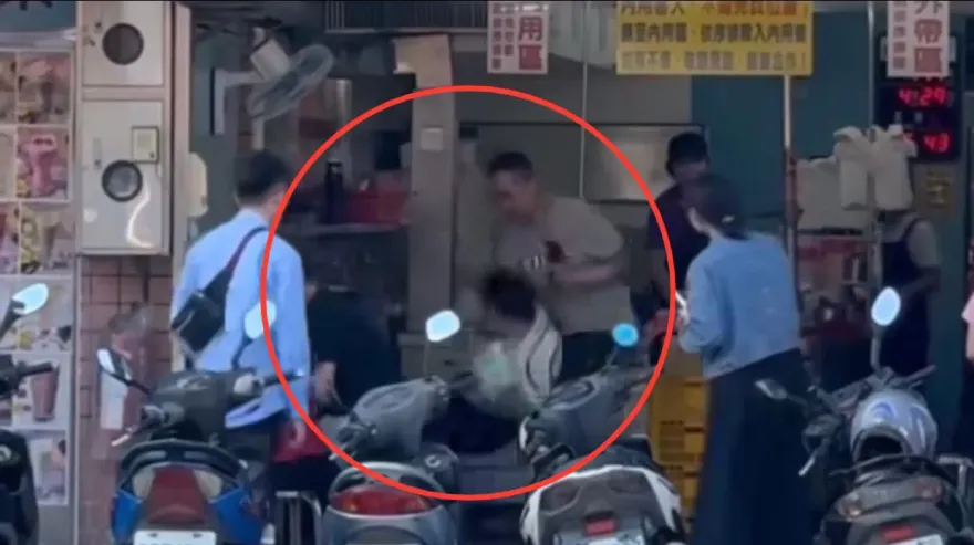 影/三重知名鴨肉羹爆肢體衝突　賓士男違停撂倒檢舉男