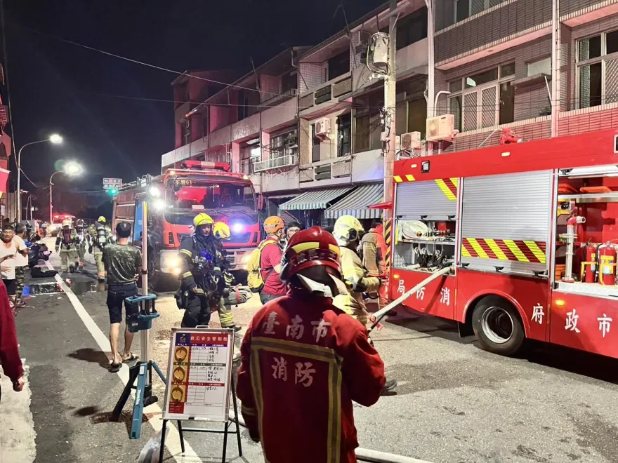 影/台南高中生家中做「硝糖火箭」整支燒起來！一家四口急逃