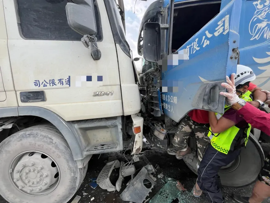 影/屏東砂石車高速對撞！打滑失控釀禍1人送醫