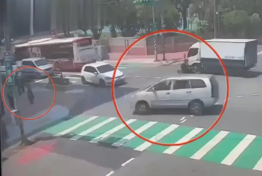 影/衝撞瞬間！八德區公所前6旬男「車衝人堆」2命危