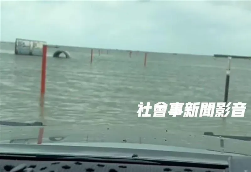 影/貪玩闖福寶濕地漲潮區！皮卡車險遭淹沒　乘客：快退後