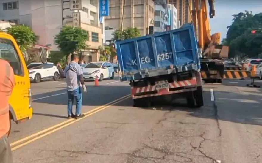 台中驚現天坑！貨車卡在路中動彈不得　警方到場管制