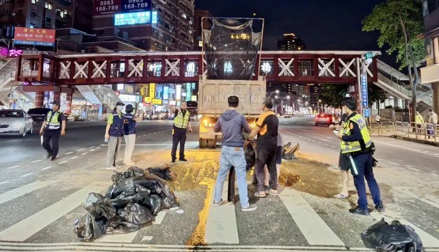 影/淡水砂石車急煞泥沙外洩　下班車流塞爆警急疏導
