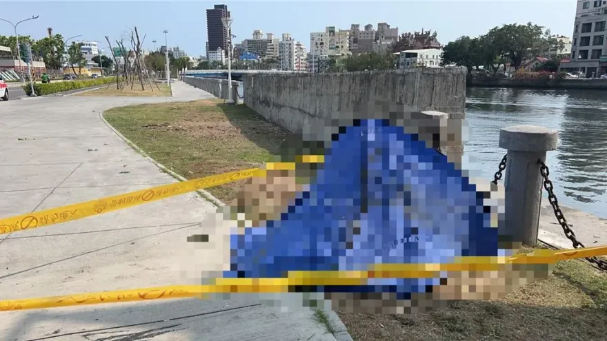 愛河浮屍案！50歲男「身分成謎」　高雄警全力追查