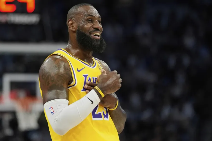 NBA/幫湖人者就可獲狀元？詹皇見獨行俠神抽「笑哭」　引陰謀論