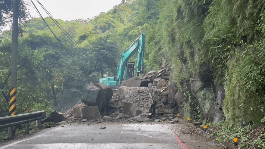 影/三峽土石崩落封路　北111縣道2.5K至3K「雙向中斷」