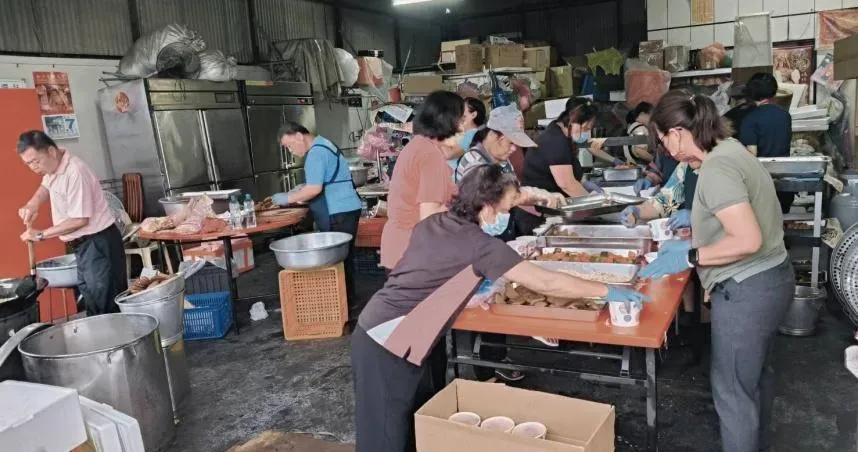 一整夜沒睡！總鋪師義煮團備2千便當給媽祖信徒　畫面曝