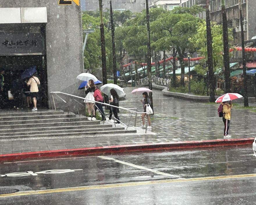 下班帶傘！對流雲系旺盛　新北、基宜轟雨彈慎防雷擊