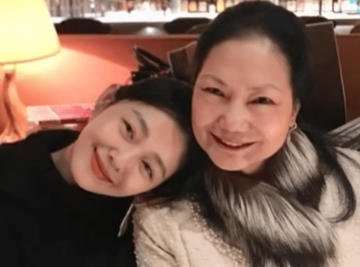 大S逝世百日逢母親節！S媽曬合照喊：我的美容大王回來了