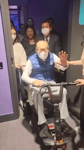 96歲李嘉誠嗨看五月天被問售港風波　旁人急回：退休了別問