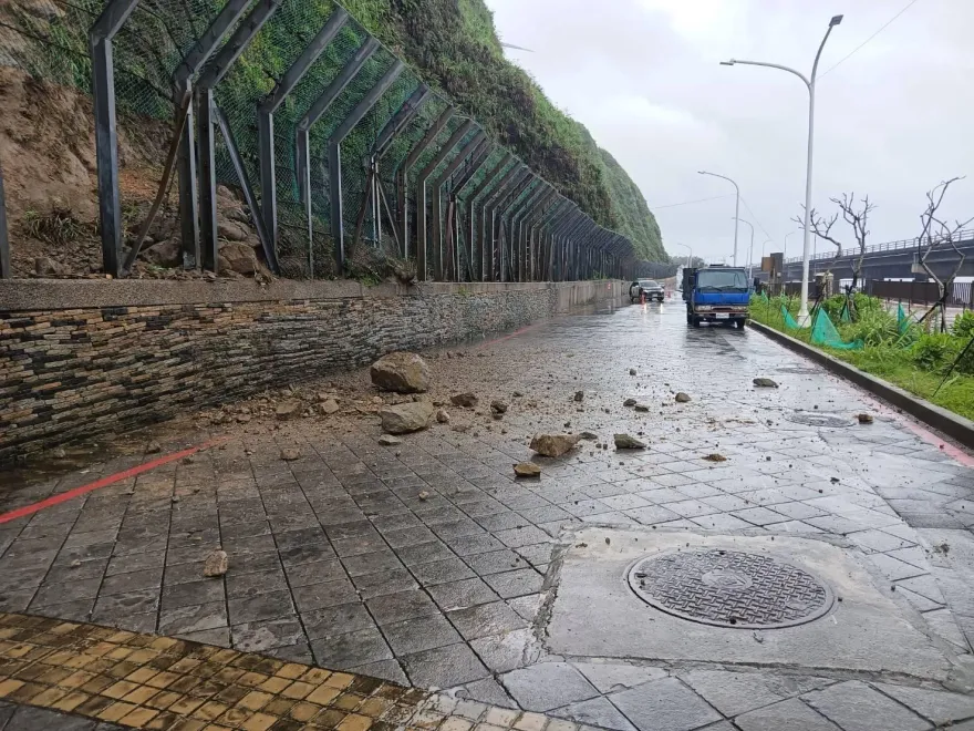 雨勢釀禍！石門十八王公廟路段土石崩落　交通一度中斷