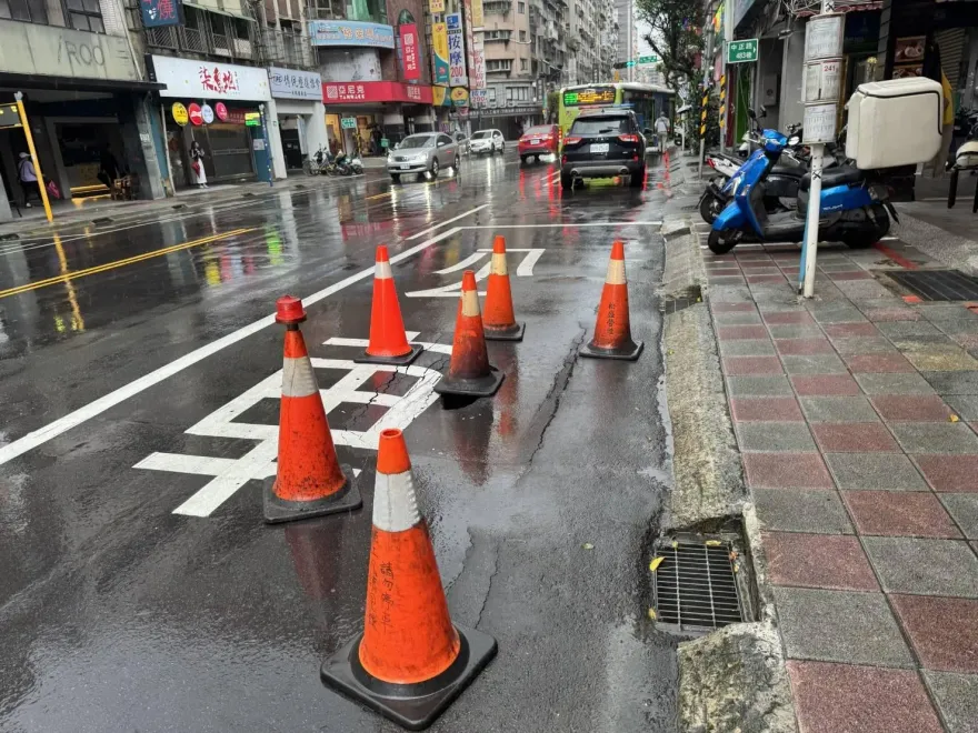 影/豪雨釀災！新北永和路基塌陷　公車停靠區掏空見大洞