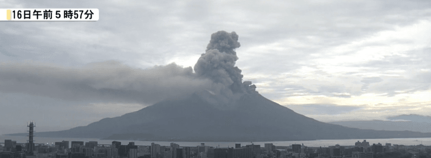 影/日櫻島火山噴發！濃煙竄3千公尺　超30航班取消