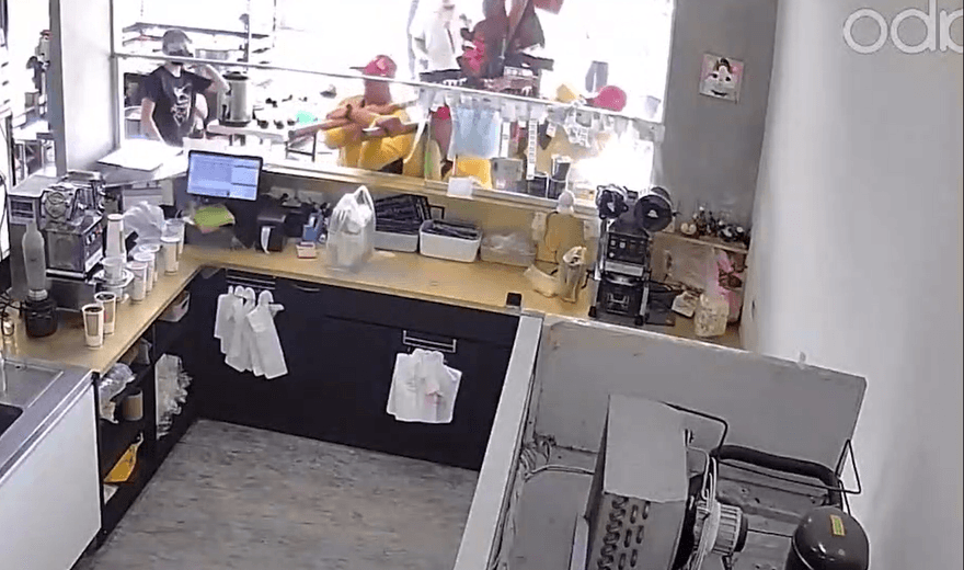 影/神農大帝出巡撞破飲料店玻璃　闆娘笑：明年拆門窗迎神