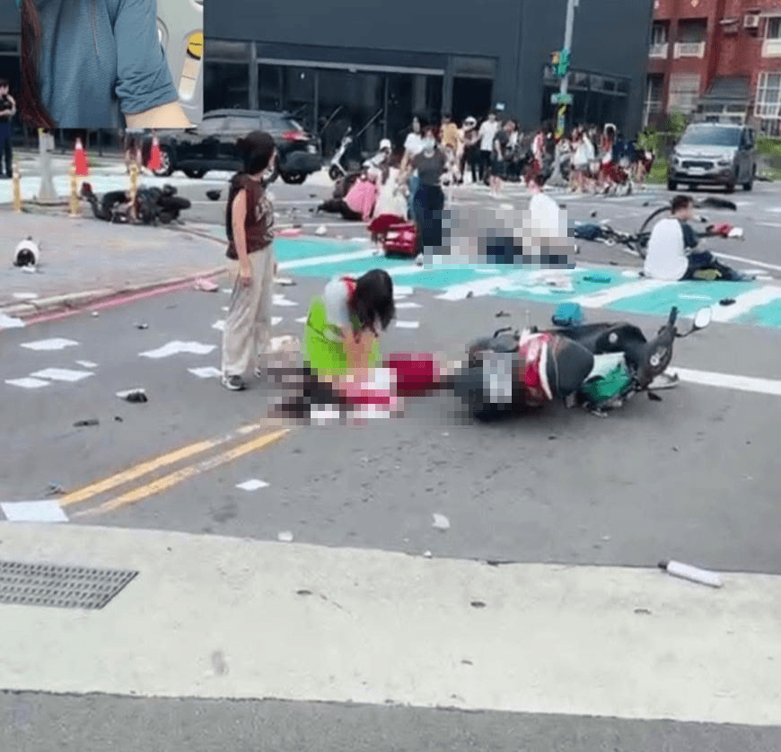 影/北大國小旁汽車暴衝！3學童命危躺地　搶救畫面曝