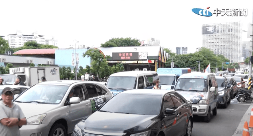 叭！國民黨車隊踢館民進黨黨部　5點20分對賴清德怒按喇叭