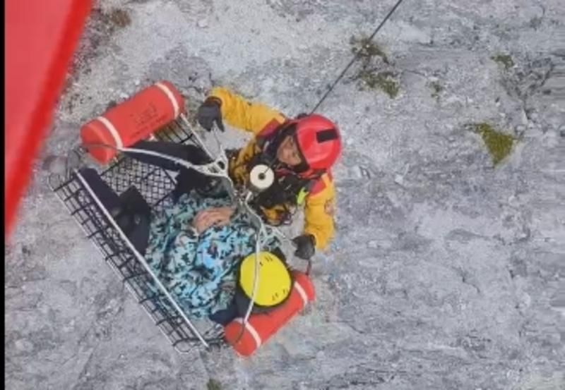 影/登山驚魂！52歲男突發高山症　黑鷹空中救援成功