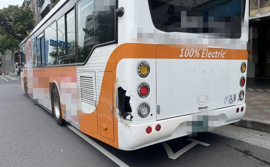 影/北市南港公車遭小貨車追撞　車身破洞幸無人傷