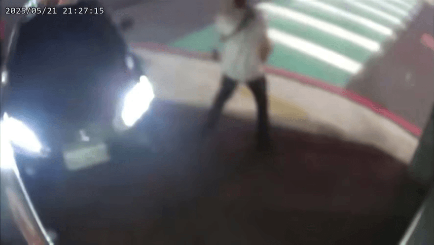 影/桃園阿公開豪車「血糖低」衝撞店家！男子驚險閃過