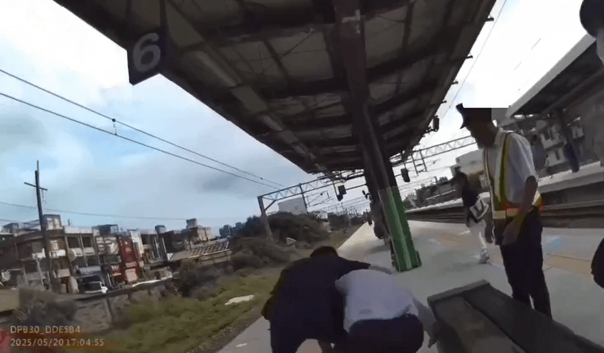 影/台鐵又見乘客鬧事！醉漢動手推站務員　警到場管束