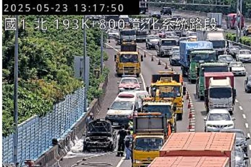 國1北上彰化路段火燒車！　狂冒黑煙...車頭全黑停路肩
