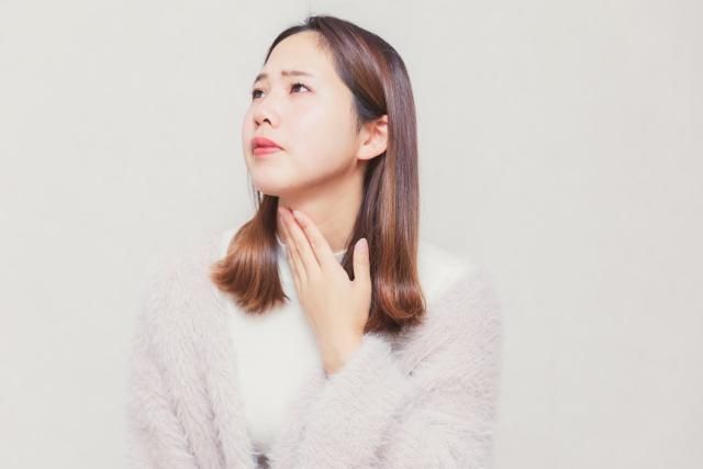 喉嚨痛就醫！20歲妹摘下口罩「整口潰爛」　中了疱疹病毒