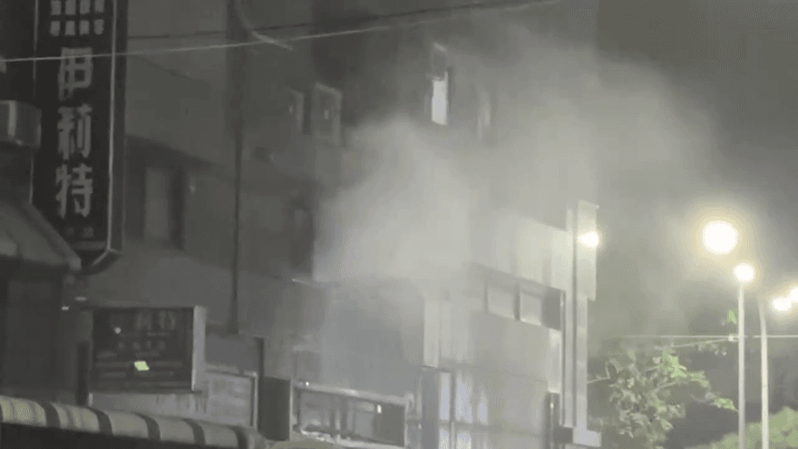 影/台中民宅大火！樓上燒到樓下「窗戶爆裂」