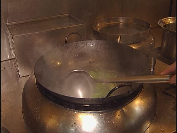「怕吵孩子」炒菜不開抽油煙機　年輕媽咳半年罹肺癌末期