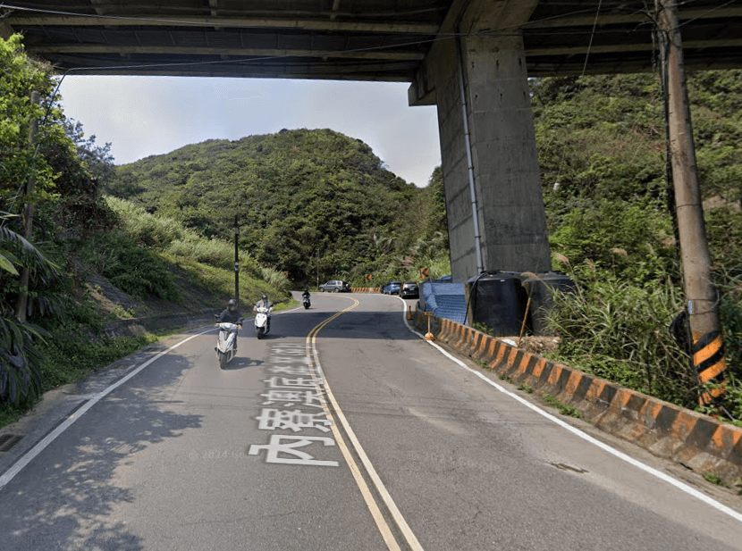 基隆外木山驚魂！四輪機車過彎失控　身障騎士慘摔邊坡