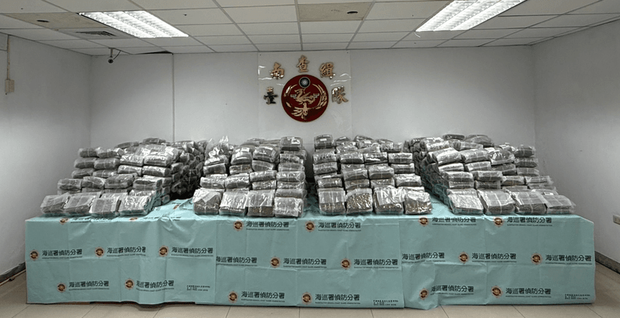 影/海巡署破獲大麻走私案！　漁船密艙藏8.5億「藍色防水袋」