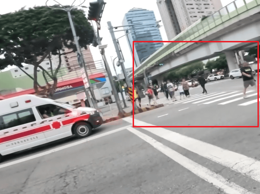 影/台中鳴笛救護車遇「帝王行人」堵路　救護員揭無奈真相