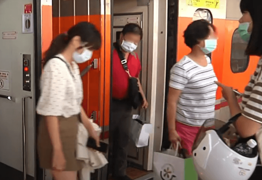 新冠疫情升溫！台鐵籲出遊民眾自主戴口罩　車站加強清消