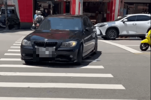 BMW車貼警友證！違停嗆人「催油門撞人」　荒唐行為全錄下