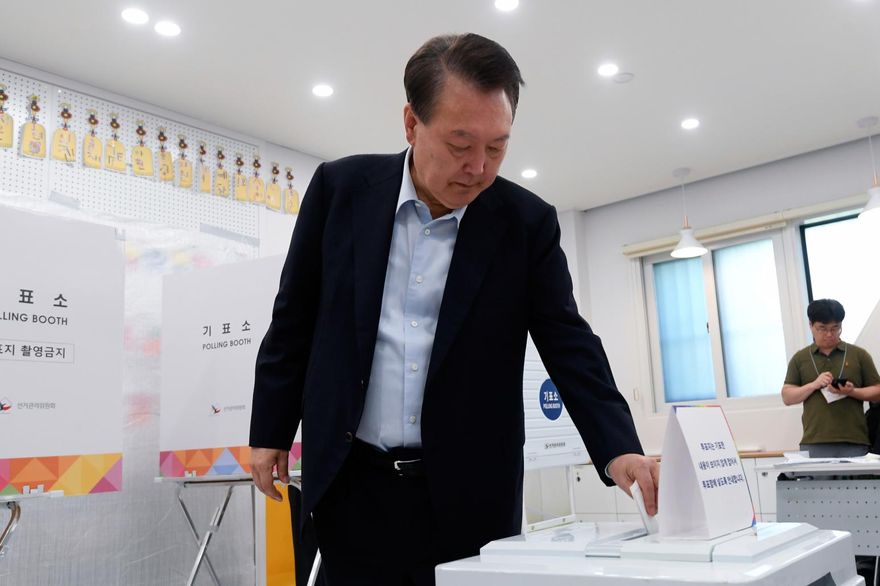 南韓總統補選今登場　尹錫悅夫婦一身輕便現身投票所