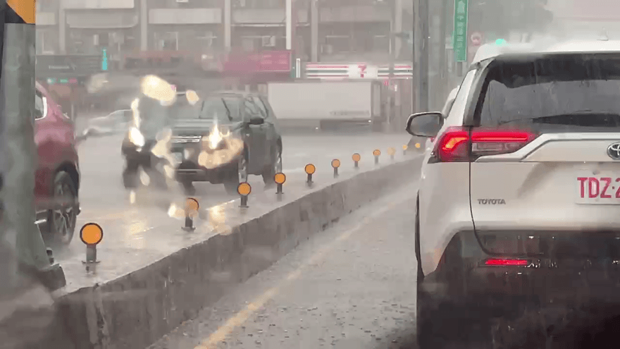 影/11:00鋒面移入！北市府大雨警訊　士林、北投恐降40毫米