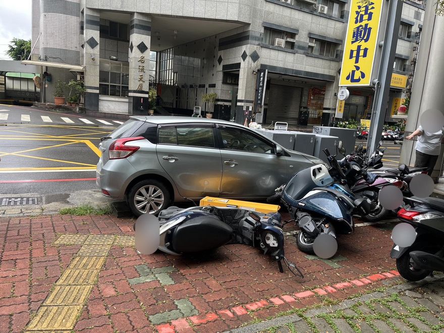 影/高齡肇事女版！台南嬤「暴衝撞8車」變形現場直擊