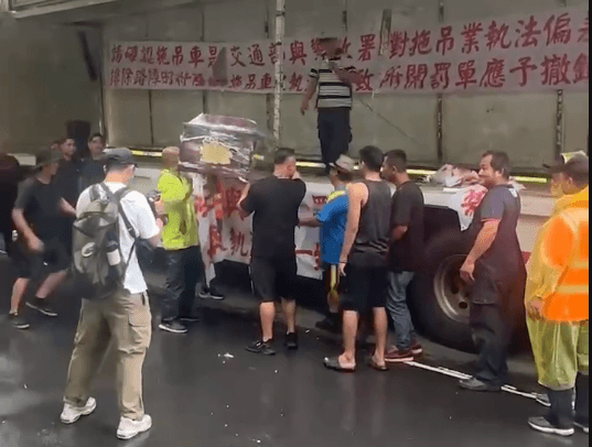 拖吊車業者抬棺圍交通部！　要求全面豁免過磅檢查