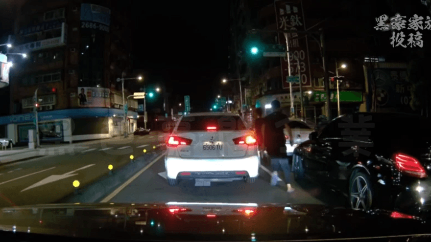 綠燈不走起爭議？賓士男烙同夥下車叫囂　還闖燈追有夠危險