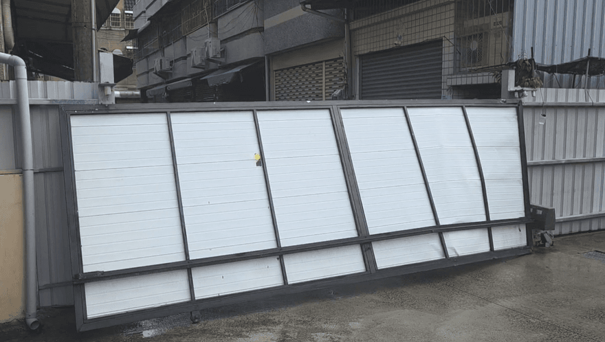 鄰居不給抄近路！屏東男駕車撞鐵門　嗆：修好幾次撞幾次
