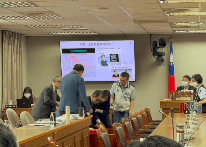 快訊/考試院秘書長劉建忻立院暈倒！主席緊急宣布休息