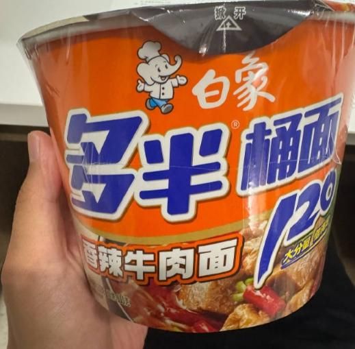 陸泡麵標「多半桶麵」…竟是「商品名」　網友怒譙被耍