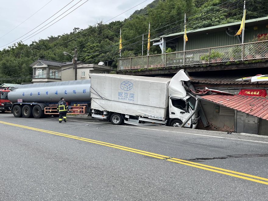 影/台2線石城車站槽罐車撞貨車！雙撞民宅　3傷1受困