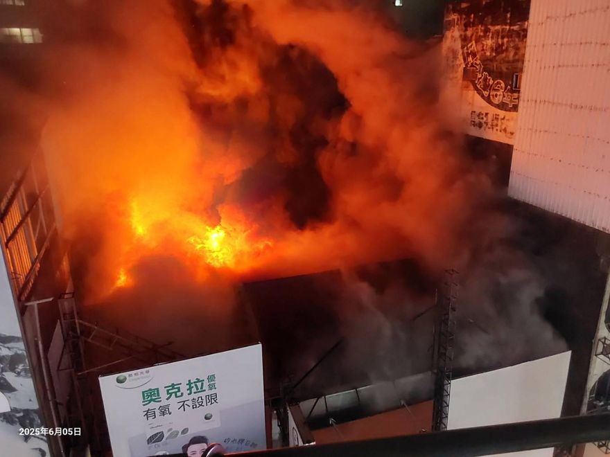 影/嘉義市倉庫火警！延燒北榮街商圈7戶商店　幸無傷亡